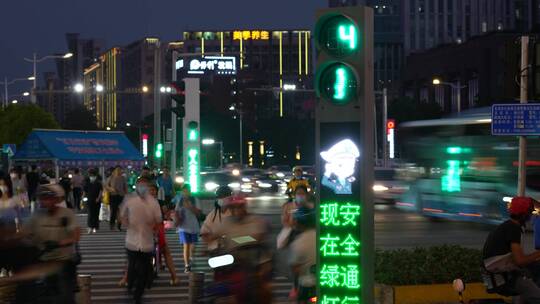 夜晚城市道路上行色匆匆的路人