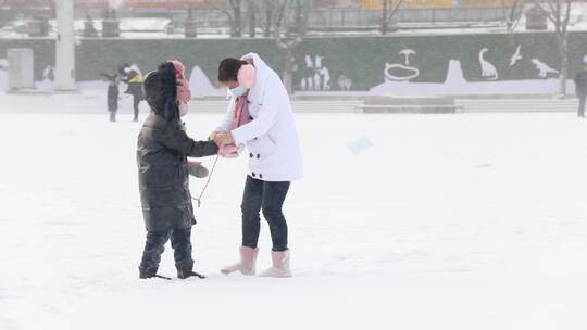 母女在雪地里玩耍 打雪仗冬季雪天视频素材模板下载