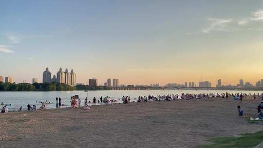 落日余晖河边沙滩游玩的人4视频素材模板下载