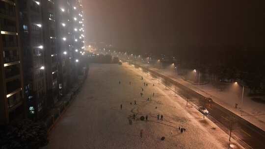 雪夜航拍玩雪的人群