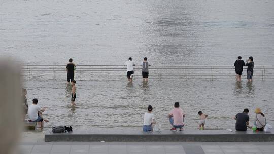 夏天亲水平台纳凉的人群