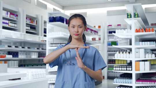 亚洲女医生与听诊器做超时手势与手在药房