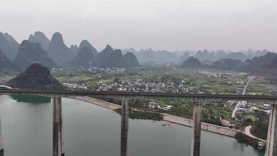 广西喀斯特地貌高铁动车