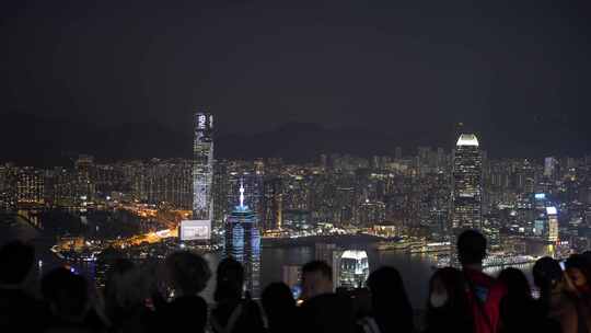 游客太平山顶看香港夜景香港城市夜晚风景