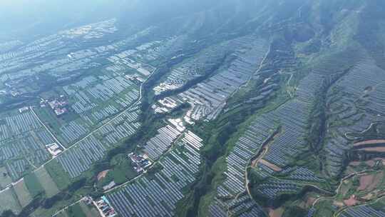 山上光伏太阳能发电站航拍