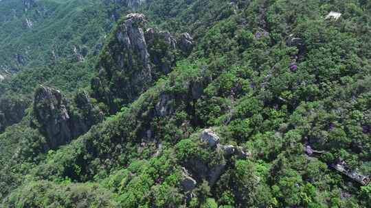 河南伏牛山山脉平顶山尧山层峦叠嶂的山峰