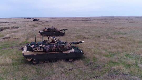 军事坦克在大草原上发射
