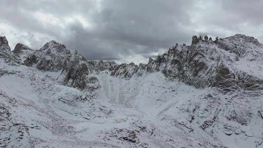 航拍冬天的四川阿坝莲宝叶则石头山