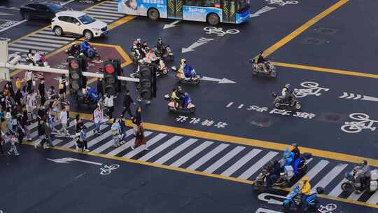 繁华街道路口斑马线人群过马路