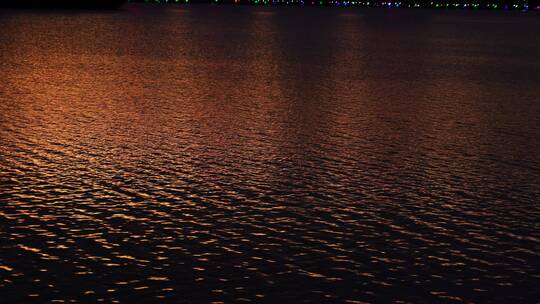 夜晚湖面水面海面灯光波光粼粼俯拍特写波纹