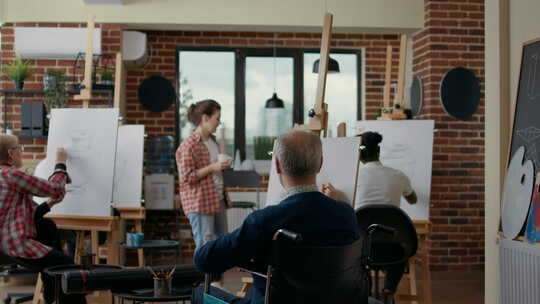 坐轮椅的老人参加艺术课视频素材模板下载