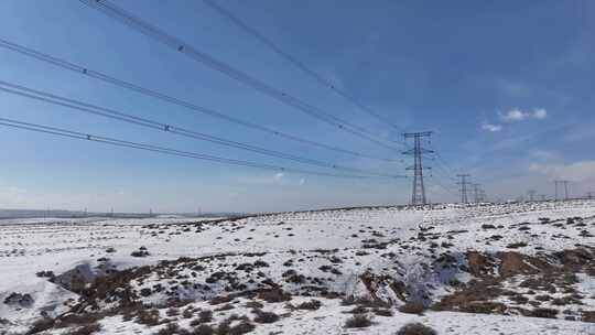 户外雪地中的高压输电塔