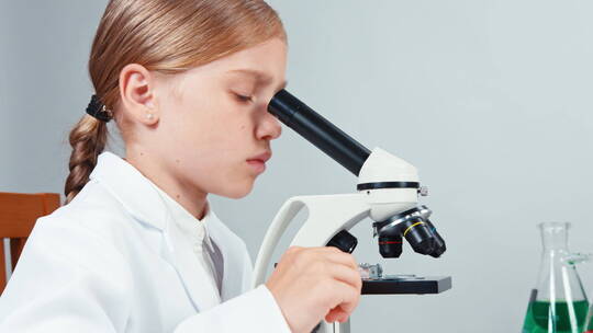 女孩使用显微镜
