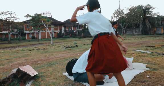 两个女学生在野外旅行中玩耍