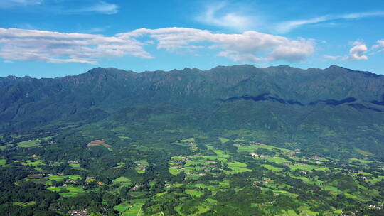 夏天绿色的高黎贡山