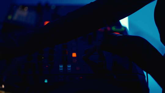 现代DJ控制器上的女性双手特写女DJ在夜