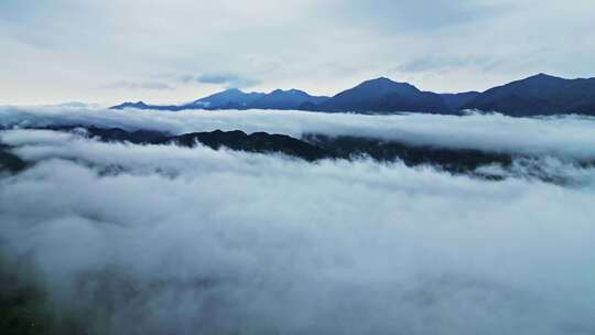 6月大山雨季穿云航拍小县城风光