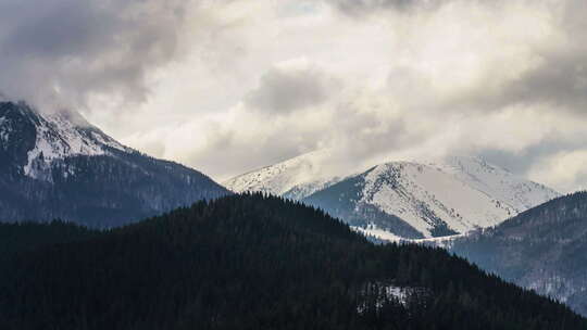 白雪皑皑的高山上戏剧性的云彩