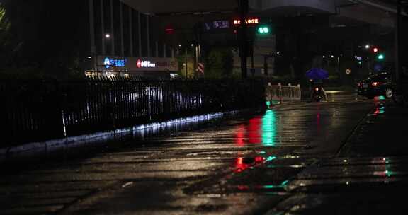 城市雨夜外卖小哥努力工作