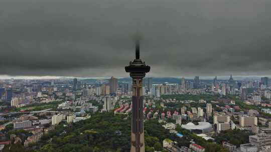 城市乌云压顶暴风雨