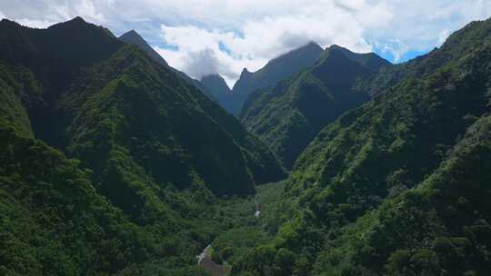 高耸的山峰火山山峰山谷河流Teahupo