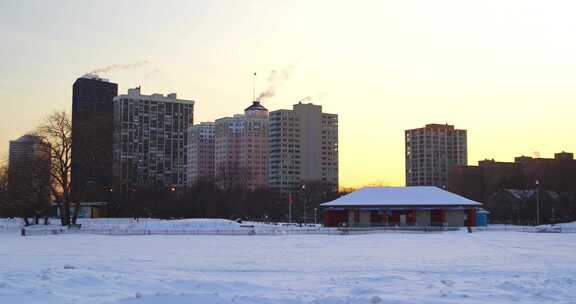 冰雪覆盖的湖边的特许经营店