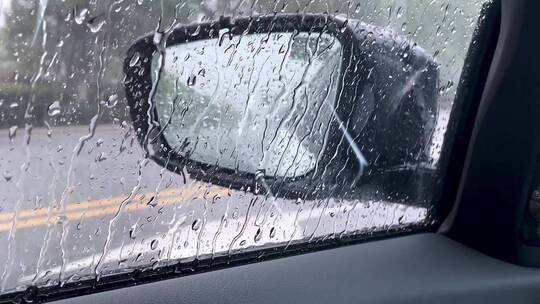 雨水落在车窗外