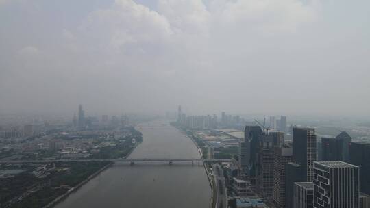 阴霾天气的广州珠江