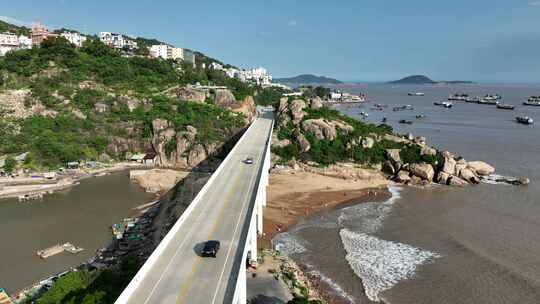 沿海公路航拍汽车行驶在海边公路福建海岸线