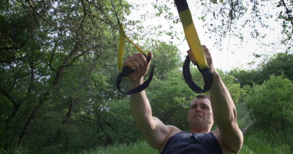 运动员用运动吊带健身
