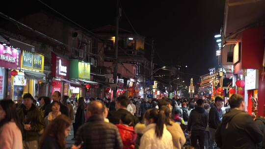 夜晚老街道美食街拥挤人群步行街商业街游客