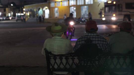 墨西哥伊萨马尔小镇广场老人行人摩托公交
