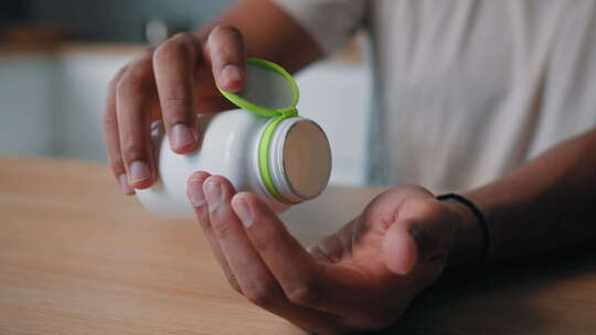 特写男性手无法辨认的人未知的生病的家伙感