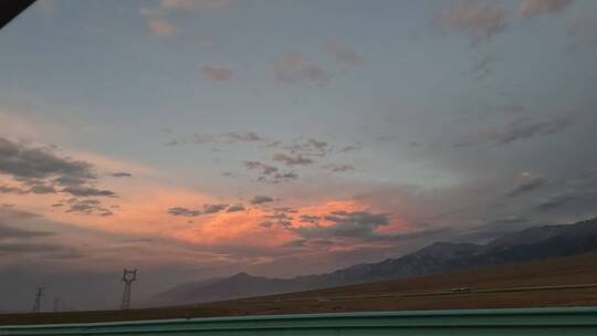 新疆夕阳下行车景高清素材