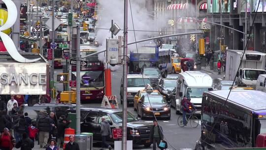 纽约时代广场前街道上拥挤的交通