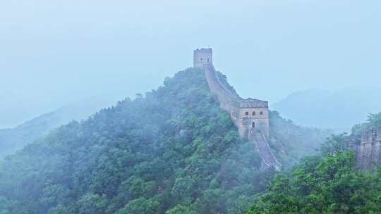 中国夏季金山岭长城阴天下雨云雾风光