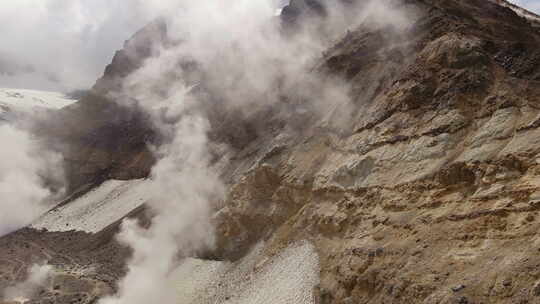 穆特诺夫斯基火山口喷气孔和火山气体的无人机视图视频素材模板下载