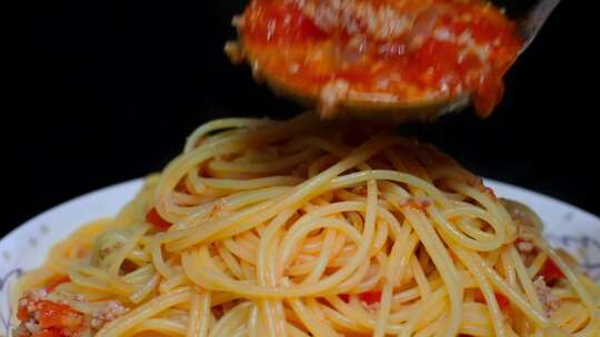 意大利面 番茄肉酱面 意面翻拌舀酱淋面上视频素材模板下载