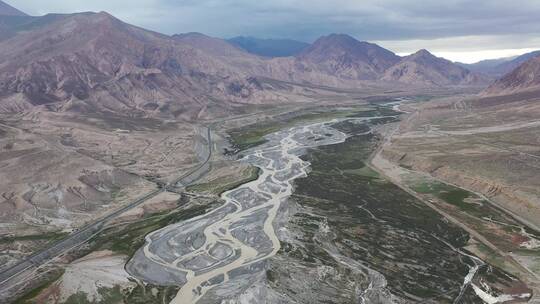 青藏高原昆仑河的航拍视频