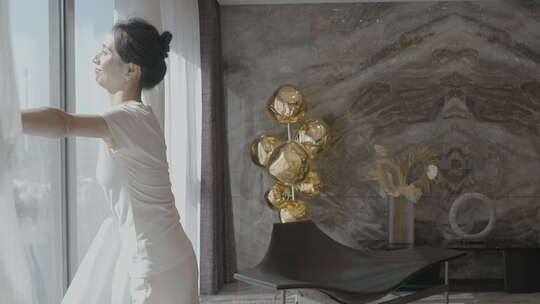 家庭 主妇 女人 清晨 拉窗帘