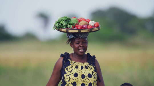 非洲女人头顶蔬菜篮子接孩子放学回家