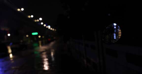 城市雨夜下雨骑车人行人