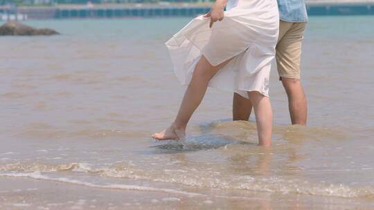 情侣 光脚 漫步 沙滩2