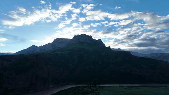 航拍青海玉树高原旅游山谷晨雾仙境云层环绕