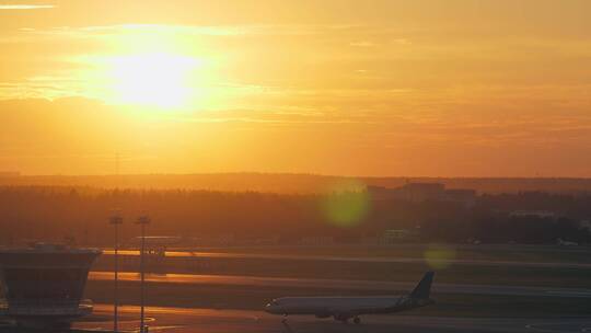 夕阳下的 飞机场停了一架飞机