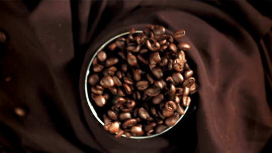 咖啡豆研磨加工慢动作特写镜头视频素材模板下载