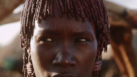非洲女人的粘土辫子视频素材模板下载