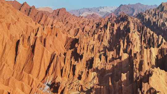 新疆南疆阿克苏库车天山红山石林大峡谷航拍