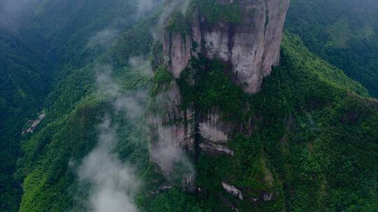 云海中的山峰