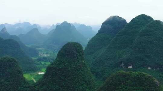 长焦航拍桂林喀斯特峰林水墨风景